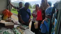 Pelaksanaan Operasi Pasar di Banyuwangi diserbu warga (Hermawan Arifianto/Liputan6.com)