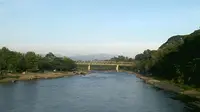 Sungai Lematang yang menjadi jalur Musi Triboaton dijadikan tempat BAB favorit oleh sebagian warga Muara Enim. (Liputan6.com/Raden Fajar)