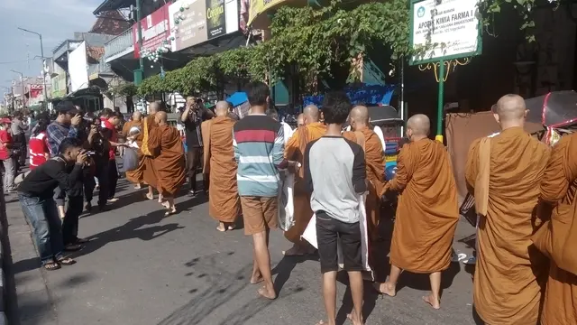 Derma Unik Umat Buddha Saat Pindapata Digelar di Malioboro Yogya