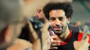 Pesepakbola timnas Mesir, Mohamed Salah dikelilingi fotografer dan penggemar pada sesi latihan terakhir timnya menuju Piala Dunia 2018 di Kairo, Sabtu (9/6). Tim pelatih Mesir tetap memasukkan Mo Salah ke dalam skuat utama ke Rusia. (AP/Amr Nabil)