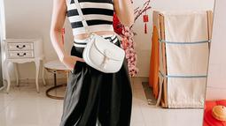 Ketika kenakan baju crop top hitam putih dengan rambut dikuncir, istri Glenn Alinskie ini tidak terlihat seperti sudah berusia 30 tahun. OOTD-nya tidak pernah gagal, tak heran jika netizen sering bubuhkan pujian soal penampilan ibu dua anak ini. Artis kelahiran 29 Juli 1992 ini memang pandai padu padankan pakaiannya saat kenakan dress simpel hingga celana kulot dan crop top. (Liputan6.com/IG/@chelseaoliviaa)