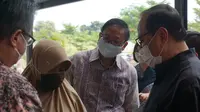 Uskup Agung Jakarta, Mgr. Ignatius Suharyo dan Rektor Universitas Katolik Atma Jaya Jakarta, Dr. A. Prasetyantoko, berdialog serta memberi semangat kepada lansia warga Kabupaten Tangerang yang menerima vaksin tahap 1 di Kampus BSD Unika Atma Jaya.