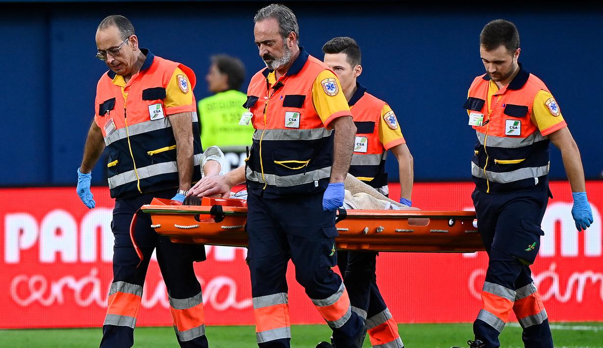 Marc-Andre Ter Stegen terpaksa meninggalkan lapangan menggunakan tandu karena cedera yang didapatkannya cukup parah saat Barcelona menghadapi Villarreal di Stadion La Ceramica pada Minggu (22/9/2024). (AFP/Jose Jordan)