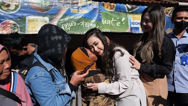 Sempat Dicium Warga, Ini 7 Potret Nafa Urbach Saat Blusukan di Pasar Wonosobo