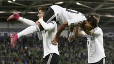 Para pemain Jerman merayakan gol yang dicetak Serge Gnabry ke gawang Irlandia Utara pada laga Kualifikasi Piala Eropa 2020 di Windsor Park, Belfast, Senin (9/9). Irlandia Utara kalah 0-2 dari Jerman. (AFP/Paul Faith)