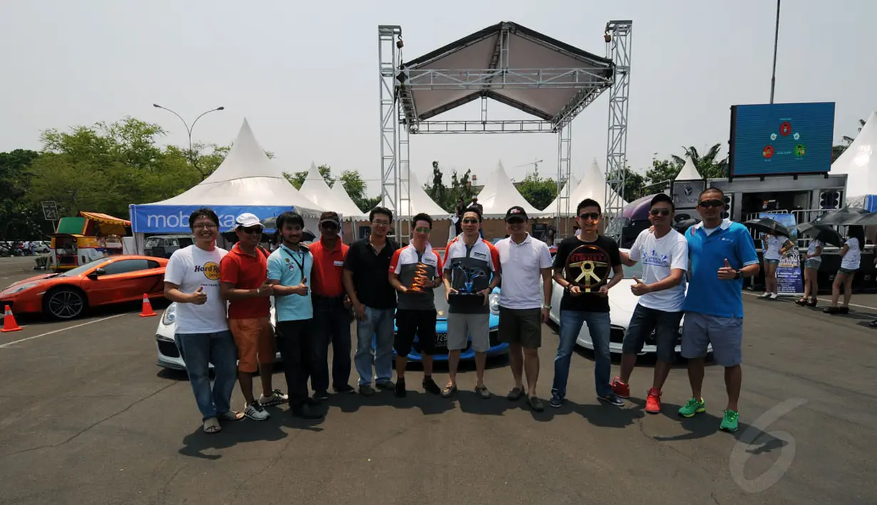 Para pemenang berpose bersama usai beradu kemampuan di ajang Supercar Experience di Jakarta, Sabtu (1/11/2014). (Liputan6.com/Faizal Fanani)