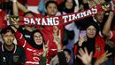 Suporter wanita membentangkan syal bertuliskan "Sayang Timnas" pada laga Kualifikasi Piala Asia U-23 2024 antara Timnas Indonesia U-23 melawan Turkmenistan di Stadion Manahan, Solo, Selasa (12/09/2023). (Bola.com/Areif Bagus)