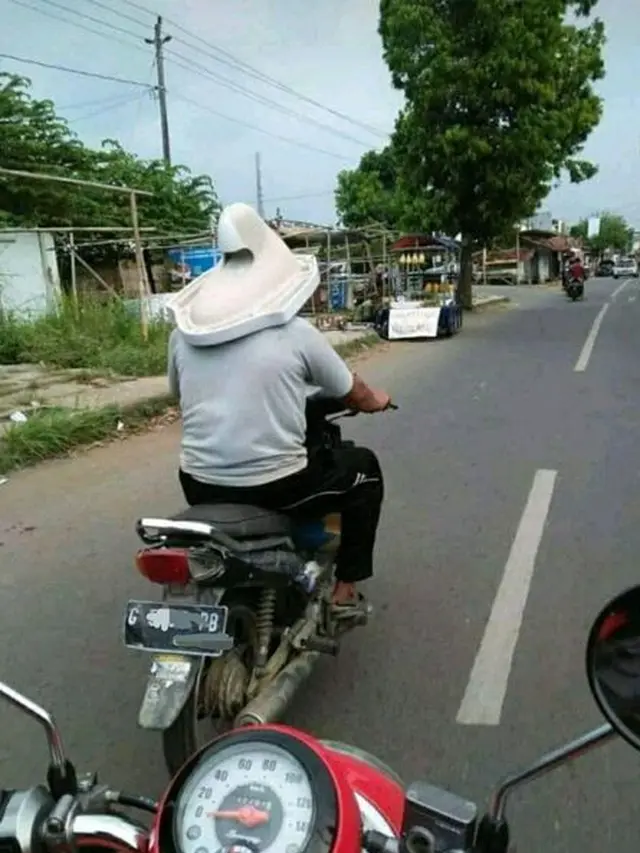6 Gaya Bawa Barang di Motor yang Tak Boleh Ditiru