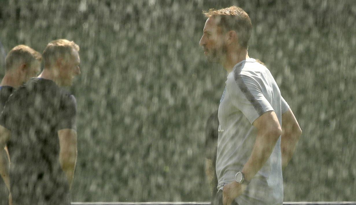 Pelatih Inggris, Gareth Southgate memimpin sesi latihan tim di Zelenogorsk dekat St. Petersburg, Rusia, (13/7/2018). Inggris akan melawan Belgia untuk memperebutkan tempat ketiga Piala Dunia 2018. (AP/Dmitri Lovetsky)