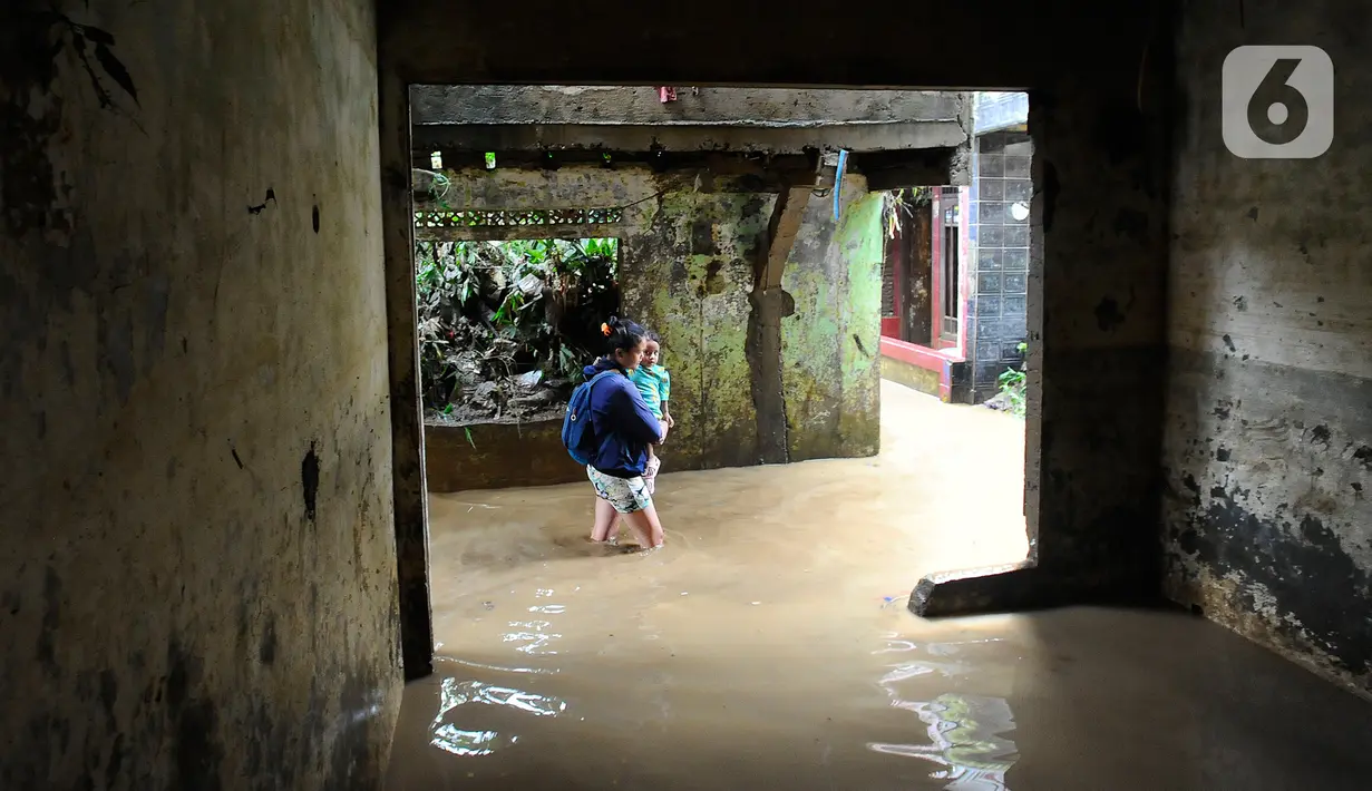 Warga menerjang banjir di RT 05/08, Pejaten Timur, Jakarta Selatan, Senin (10/10/2022) Puluhan RT di DKI Jakarta tergenang banjir akibat luapan Sungai Ciliwung yang terjadi pada dini hari tadi. (merdeka.com/Arie Basuki)
