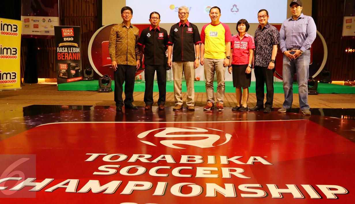 CEO EMTEK Group Sutanto Hartono, didampingi, Joko Driyono, Gusnawan, Benny Hutagalung, Linawati Sutedja, Luhur Budijarso dan Binder Singh foto bersama, Jakarta, Rabu (31/8). (Liputan6.com/Fery Pradolo)