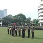 KSAD Jenderal TNI Mulyono memberikan penghargaan kepada prajurit berprestasi. (Liputan6.com/ Ika Defianti)