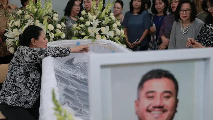 Ibunda Mike Mohede selalu berada didekat mendiang Mike. (Adrian Putra/bintang.com)