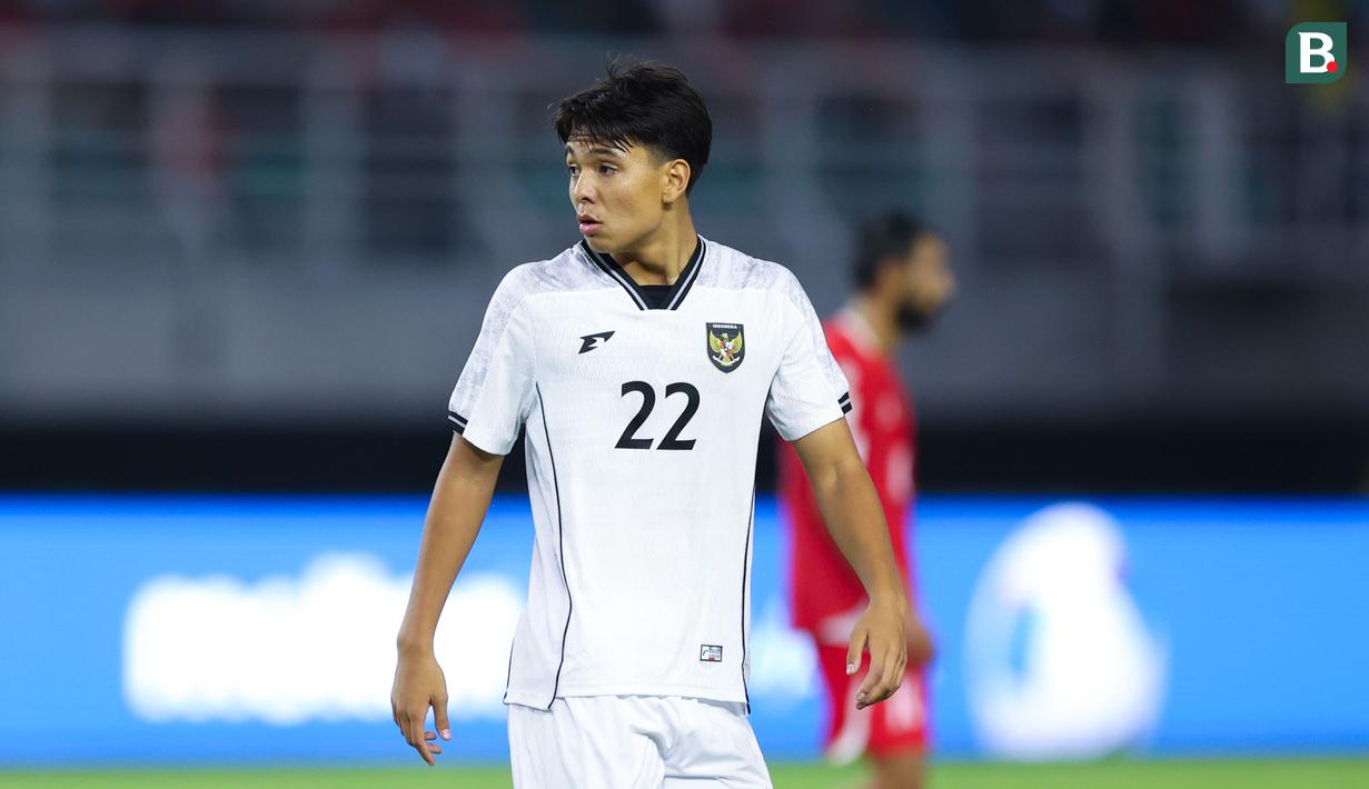 Pelatih Timnas Indonesia, Patrick Kluivert, pun tak ragu memuji debut Adrian Wibowo bersama Tim Garuda. (Bola.com/Abdul Aziz)