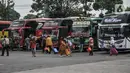 Bus antarkota antarprovinsi (AKAP) saat menunggu jadwal keberangkatan di Terminal Bus Tanjung Priok, Jakarta, Selasa (18/4/2023). (merdeka.com/Iqbal S. Nugroho)