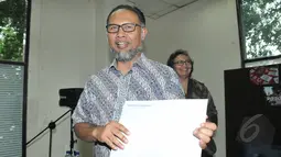 Wakil Ketua nonaktif KPK Bambang Widjojanto menunjukan hasil penyidikan yang diterimanya dari Perhimpunan Advokat Indonesia (Peradi) di YLBHI, Jakarta, Jumat (15/5). (Liputan6.cpm/Herman Zakharia)