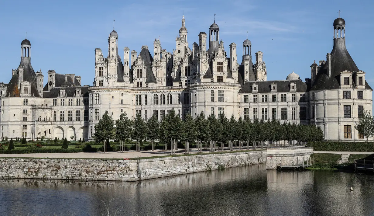 Sebuah foto pada 22 Juli 2020 menunjukkan pemandangan dari Kastil Chambord, di Chambord, Prancis. Bangunan bersejarah ini merupakan salah satu kastil terbesar di Prancis sekaligus lokasi nyata yang menginspirasi film pertama Beauty and The Beast, 26 tahun lalu. (Photo by Ludovic MARIN / AFP)