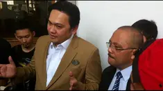 Sudah dekat akhir tahun 2015 namun pertikaian sengit antara musisi Ahmad Dhani dan pengacara kontroversial Farhat Abbas belum juga usai.