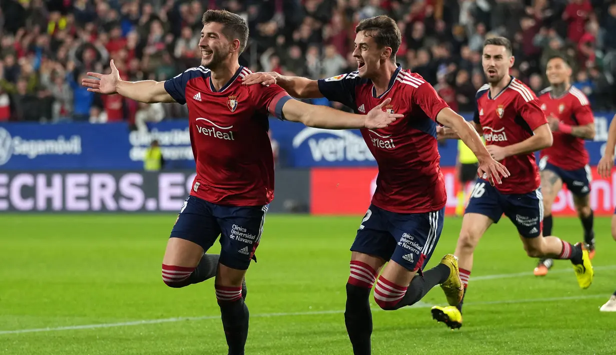 Selebrasi bek Osasuna, David Garcia (kiri) setelah mencetak gol ke gawang Barcelona pada laga Liga Spanyol 2022/2023 di El Sadar Stadium, Pamplona (8/11/2022). Osasuna yang bertindak sebagai tuan rumah mampu menjebol gawang Barcelona pada pekan ke-14 dalam laga yang akhirnya dimenangi Barcelona dengan skor 2-1. Satu-satunya gol Osasuna dicetak David Garcia pada menit ke-6. Barcelona berhasil membalas dengan dua gol lewat Pedri dan Raphinha. (AFP/Cesar Manso)