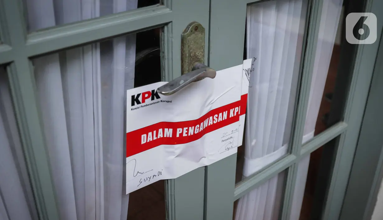 Ruang kerja komisioner KPU Wahyu Setiawan yang tertempel segel stiker dalam pengawasan KPK usai penggeledahan di Kantor KPU sementara, Jakarta, Kamis (9/1/2020).  Penggeledahan dan penyegelan terkait operasi tangkap tangan (OTT) KPK terhadap Wahyu pada 8 Januari kemarin. (Liputan6.com/Faizal Fanani)