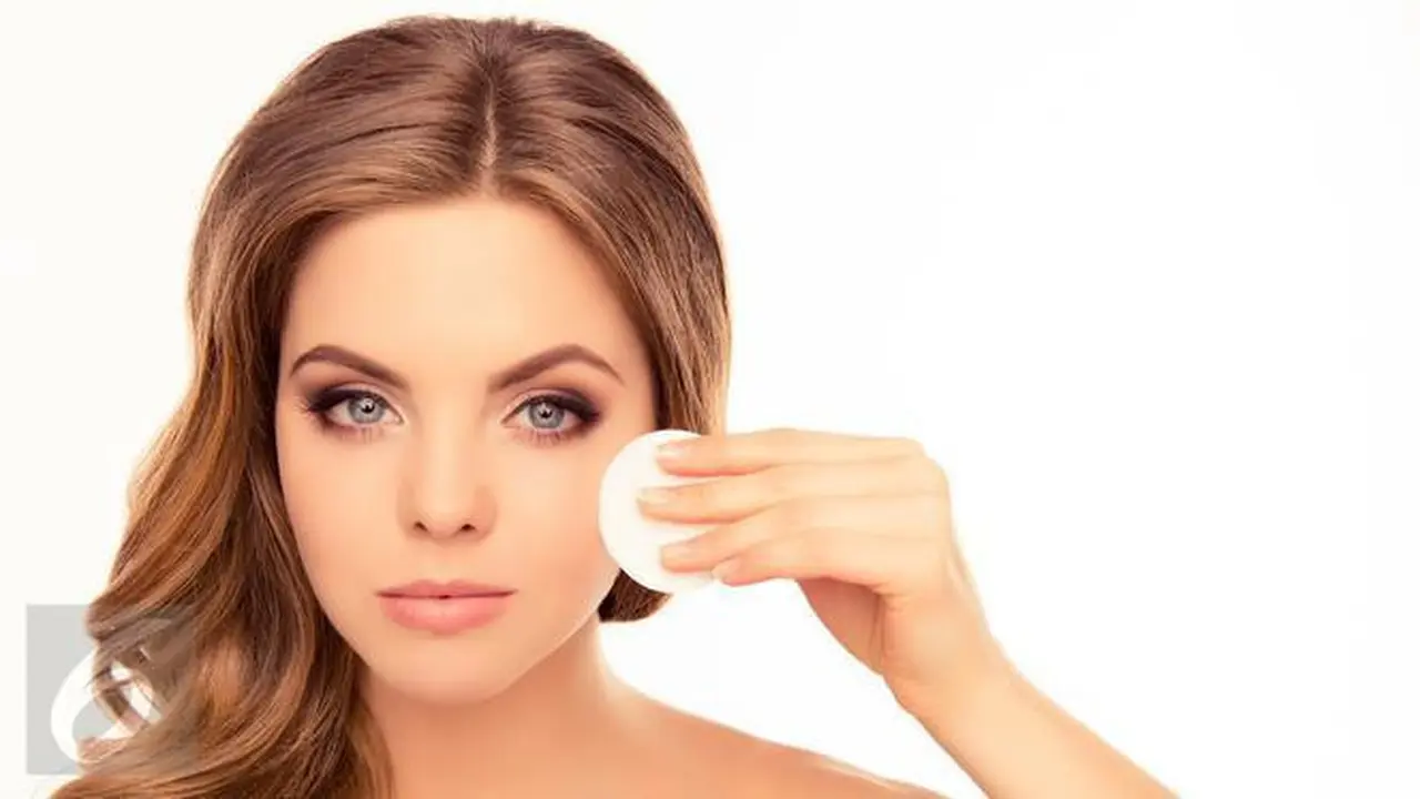 Tiba-tiba produk pembersih Anda habis saat ingin menghapus makeup? Ini solusi alami yang dapat Anda lakukan.