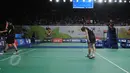 Ganda campuran Jepang, Hayakawa/Misaki Matsutomo tertunduk usai di kalahkan Tontowi/Liliyana di turnamen Indonesia Open Superseries Premier 2015, Jakarta, Selasa (4/6/2015). Tontowi/Liliyana menang  21-12, 21-16. (Liputan6.com/Herman Zakharia)