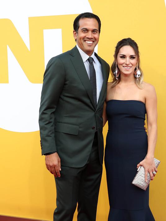 Pelatih Miami Heat, Erik Spoelstra, didampingi sang istri berpose saat melintasi karpet merah NBA Awards 2017 di Basketball City, New York, Senin, (26/6/2017). (NBAE via Getty Images/Nathaniel S Butler)