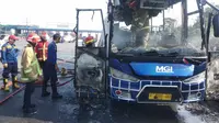 Bus MGI dengan nomor polisi F 7500 UD hangus terbakar pada bagian interior yang berjarak sekitar 50 meter dari pintu Tol Ciawi. (Foto:Liputan6/Achamad Sudarno)