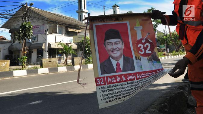 Petugas mencopot alat peraga kampanye (APK) Pemilu 2019 di kawasan Lebak Bulus, Jakarta Selatan, Minggu (14/4). Pencoptan yang melibatkan tenaga PPSU ini sebagai tindak lanjut masa tenang Pemilu 2019 hingga hari pencoblosan 17 April mendatang. (merdeka.com/Arie Basuki)