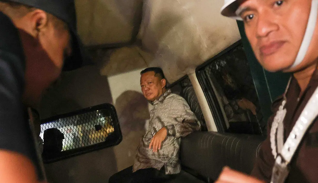 Mantan Jaksa Agung Muda Bidang Tindak Pidana Khusus (Jampidsus) Febrie Adriansyah, saat dibawa ke mobil tahanan untuk  ditahan di rutan KPK di  Gedung Kejagung, Jakarta, Jumat (24/07/2026). (KLY/ Arie Basuki)