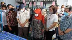 Menteri Koperasi dan UKM (MenkopUKM) Teten Masduki (ketiga kiri) didampingi Pemilik UMKM binaan YDBA Faisal Amri Elfas, Bupati Tegal Umi Azizah, Ketua Pembina YDBA Gita Tiffani Boer dan Ketua Pengurus YDBA Sigit Kumala saat kunjungan ke UMKM Binaan YDBA di Tegal (25/09/2021). (Liputan6.com/HO/YDBA)
