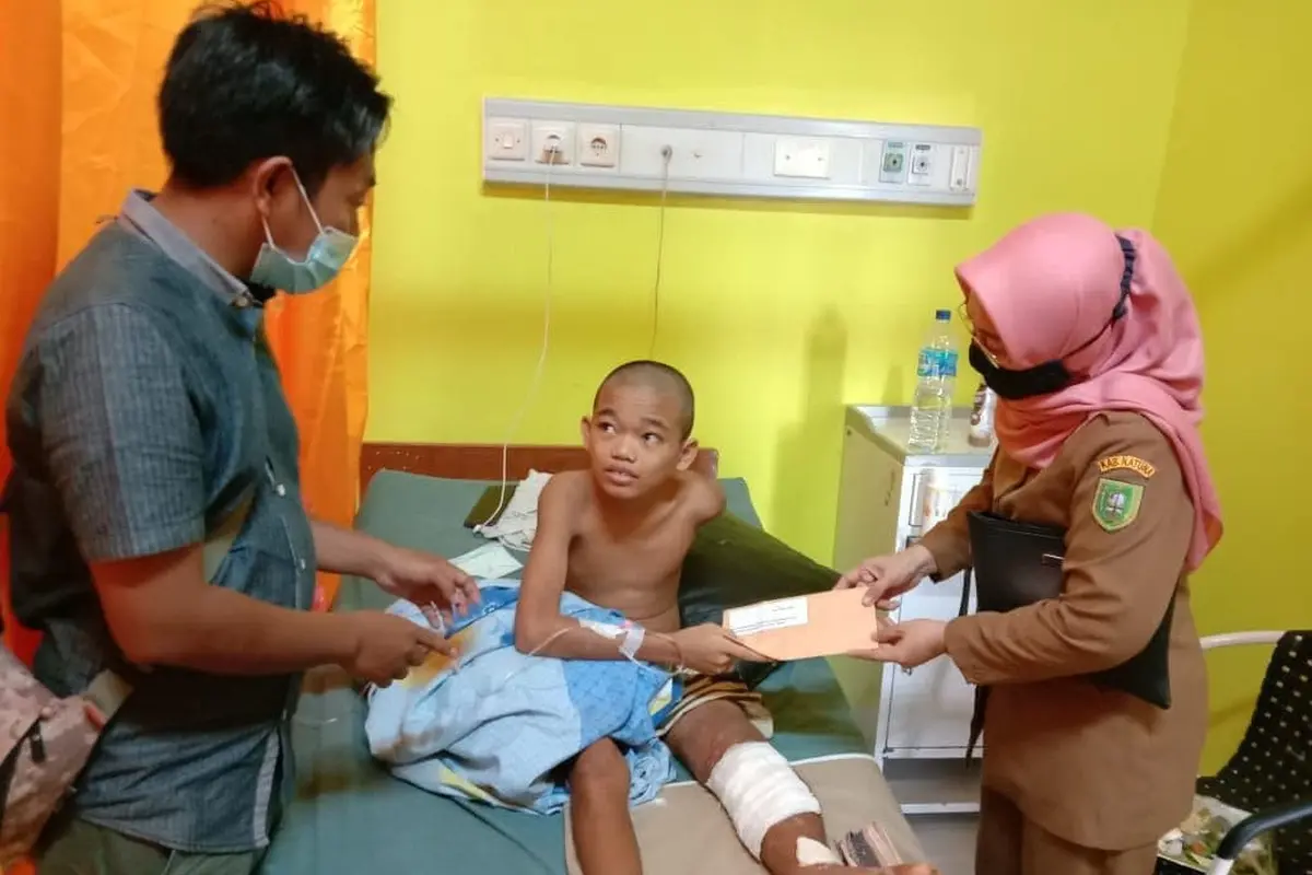 Kaki remaja di Natuna nyaris membusuk karena infeksi dan tak mampu berobat. (Foto: Batamnews.co.id)
