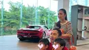 Sandra Dewi juga sempat memperlihatkan hadiah mobil mewah dari sang suami berupa mini cooper merah. Mobil tersebut berharga miliaran rupiah dan menjadi mobil yang bisa disetir sendiri oleh Sandra. Selain itu, Harvey juga membelikan versi mininya untuk Raphael. (Liputan6.com/IG/@sandradewi88)