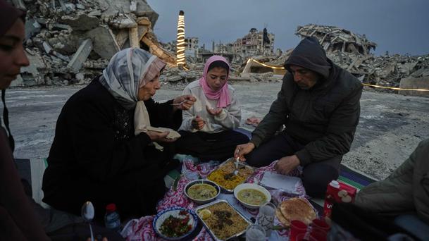 Dibayangi Krisis Kemanusiaan, Warga Gaza Jaga Nuansa Hangat Kebersamaan Ramadan