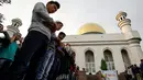 Warga muslim Kazakhstan melaksanakan Salat Idul Adha di halaman masjid Central di Almaty, Senin (12/9).  (REUTERS / Shamil Zhumatov)