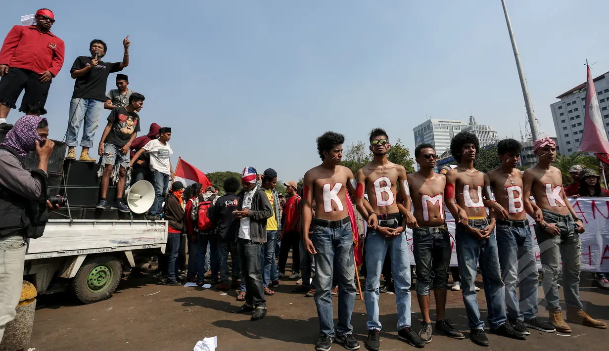 Mahasiswa melakukan aksi teatrikal saat menggelar unjuk rasa di depan Istana Merdeka, Jakarta, Rabu (20/5/2015). Massa berunjuk rasa menuntut kesejahteraan rakyat sekaligus memperingati Hari Kebangkitan Nasional. (Liputan6.com/Faizal Fanani) 