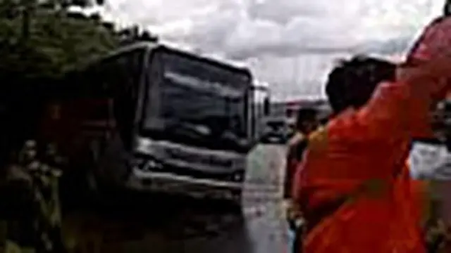Bus Sinar Jaya Jurusan Jakarta-Cilacap Kecelakaan