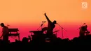 Grup band asal Los Angeles, LANY menghibur penggemarnya dalam konser bertajuk "LANY Malibu Night Tour" di Tennis Indoor Senayan, Jakarta, Rabu (14/8/2019) malam. Trio electro pop yang digawangi Paul Jason Klein, Jake Goss dan Less Priest ini membawakan 16 lagu. (Fimela.com/Bambang E. Ros)