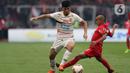 Gelandang Persija, Riko Simanjuntak (kanan) mencoba menahan pergerakan pemain belakang Borneo FC, Kevin Gomes De Oliveira pada laga pekan pertama Shopee Liga 1 Indonesia 2020 di Stadion Gelora Bung Karno, Jakarta, Minggu (1/3/2020). Persija unggul 3-2. (Liputan6.com/Helmi Fithriansyah)