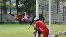 Pemain Persija, Addison Alves melakukan tendangan salto saat latihan di Lapangan A Senayan, Jakarta, Selasa (13/3). Persija akan menjamu Song Lam Nghe An di kualifikasi grup H Piala AFC 2018, Rabu (14/3). (Liputan6.com/Helmi Fithriansyah)