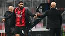 Pemain AC Milan, Ruben Loftus-Cheek, bersalaman dengan pelatih Stefano Pioli setelah laga melawan Rennes dalam duel leg pertama play-off fase gugur Liga Europa 2023/2024 di Stadion San Siro, Jumat (16/2/2024). (AFP/Gabriel Bouys)