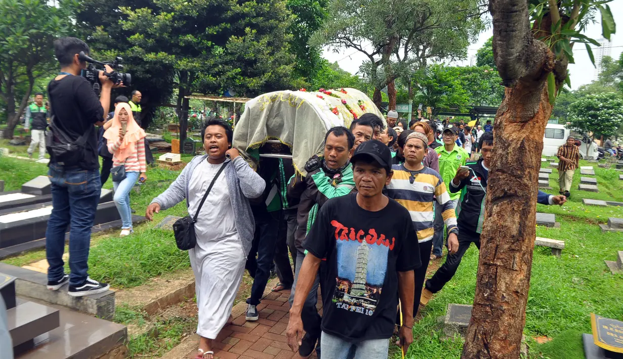 Salah satu pengendara ojek online menuturkan alasannya ikut serta mengawal Laila, yang ternyata sudah mereka rencanakan sejak tadi malam. Meski tak saling kenal, namun mereka tetap bersatu. (Nurwahyunan/Bintang.com)