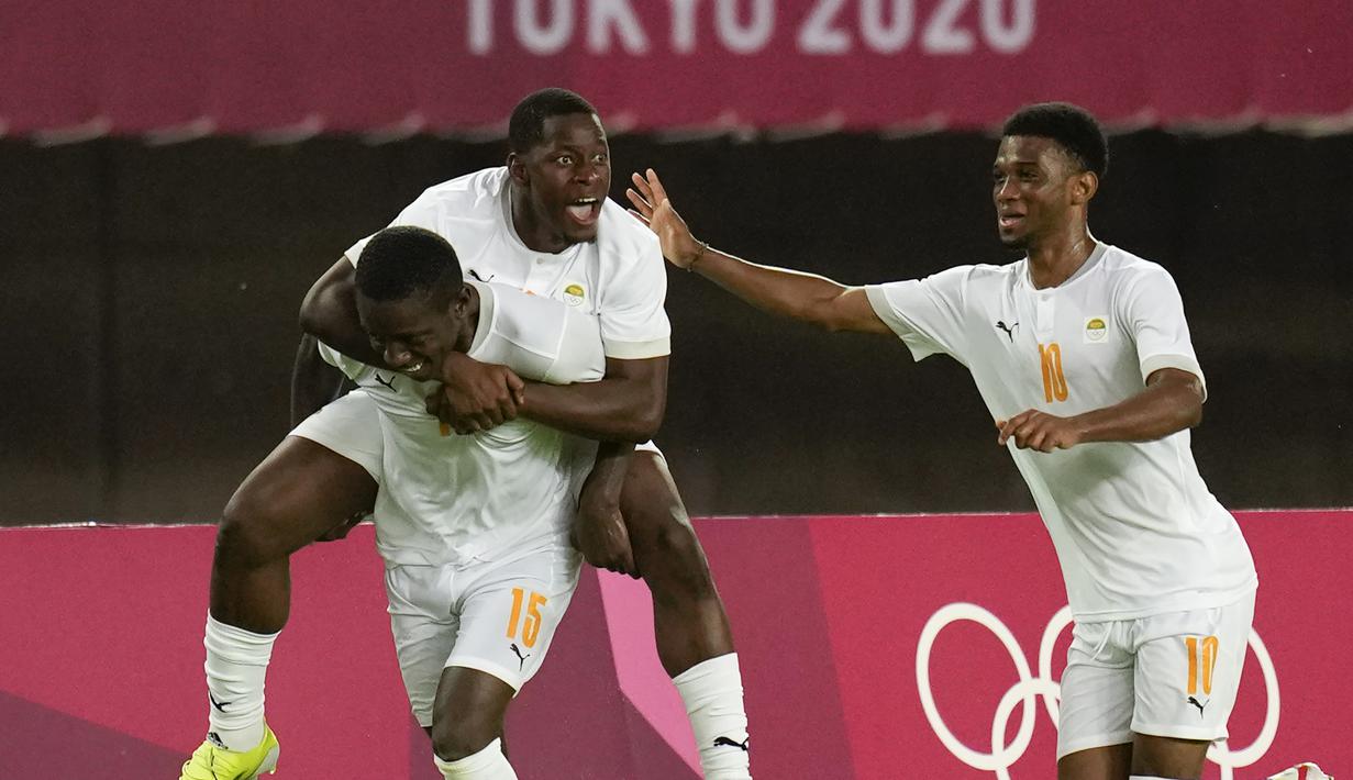 Saat injury time, tepatnya menit ke-91 Pantai Gading berhasil unggul 2-1 melalui kapten tim, Max-Alain Gradel usai tembakannya tidak dapat dibendung Unai Simon setelah sebelumnya membentur kaki Jesus Vallejo. (Foto: AP/Andre Penner)