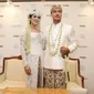 Pasangan Raisa Andriana dan Hamish Daud Wyllie berpose usai mengelar jumpa pers di Ayana MidPlaza, Jakarta, Minggu (3/9). Raisa dan Hamish resmi menjadi pasangan suami istri pada 3 september 2017. (Liputan6.com/Herman Zakharia)