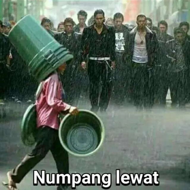 6 Momen Segan Lewat di Depan Tongkrongan, Netizen: Berasa Catwalk