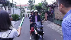 Artis senior Ria Irawan bersama sang suami, Mayky Wongkar merayakan pernikahannya usai melangsungkan pernikahan di KUA Lebak Bulus, Jakarta, Jumat (23/12). Ini merupakan pernikahan kedua Ria Irawan. (Liputan6.com/Herman Zakharia)