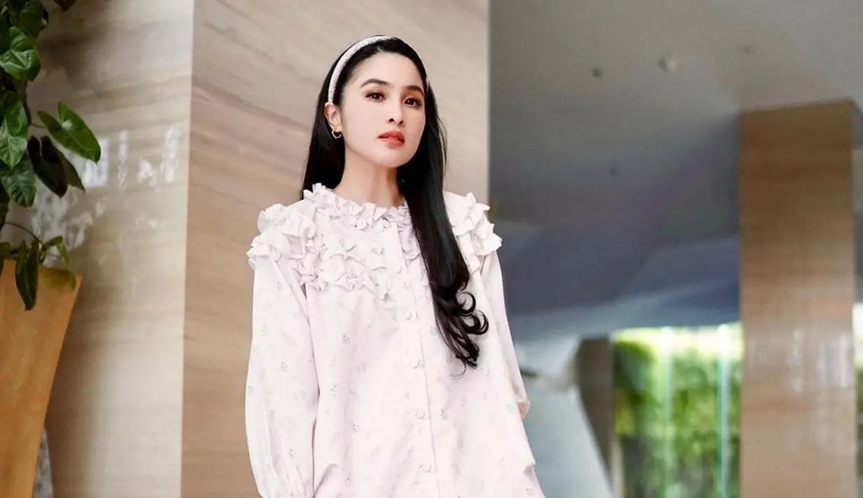 Penampilannya semakin menonjol dengan bando yang punya warna senada dengan bajunya. Rambut panjang hitamnya yang terurai membuatnya tampak seperti seorang putri dari negeri dongeng ala Disney. (Liputan6.com/IG/@sandradewi88)