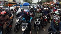 Pengendara maupun pmudik yang menggunakan motor sudah memadati kawasan Cirebon, Jawa Barat. (Liputan6.com/Johan Tallo)