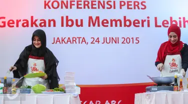 Umi Pipik (kiri) dan Annisa Trihapsari saat di acara 'Gerakan Ibu Memberi Lebih', Jakarta, Rabu (24/6/2015). Rencananya kegiatan ini akan digelar secara serentak di 30 kota di Pulau Jawa pada 5 Juli mendatang (Liputan6.com/Faizal Fanani)