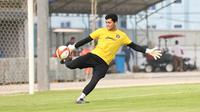 Kiper Timnas Indonesia U-22, Muhammad Adi Satryo, saat sesi latihan di Visakha Training Center, Kamboja, Selasa (2/4/2023). Latihan tersebut merupakan persiapan jelang laga melawan Myanmar di SEA Games 2023. (Bola.com/Abdul Aziz)